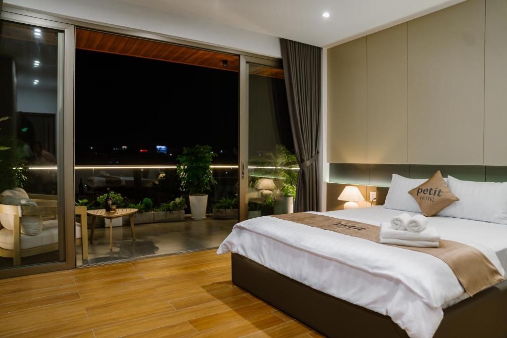 Review Khách sạn Petit: Review chi tiết từ vị trí trung tâm đến trải nghiệm lưu trú đáng cân nhắc tại Thủ Dầu Một