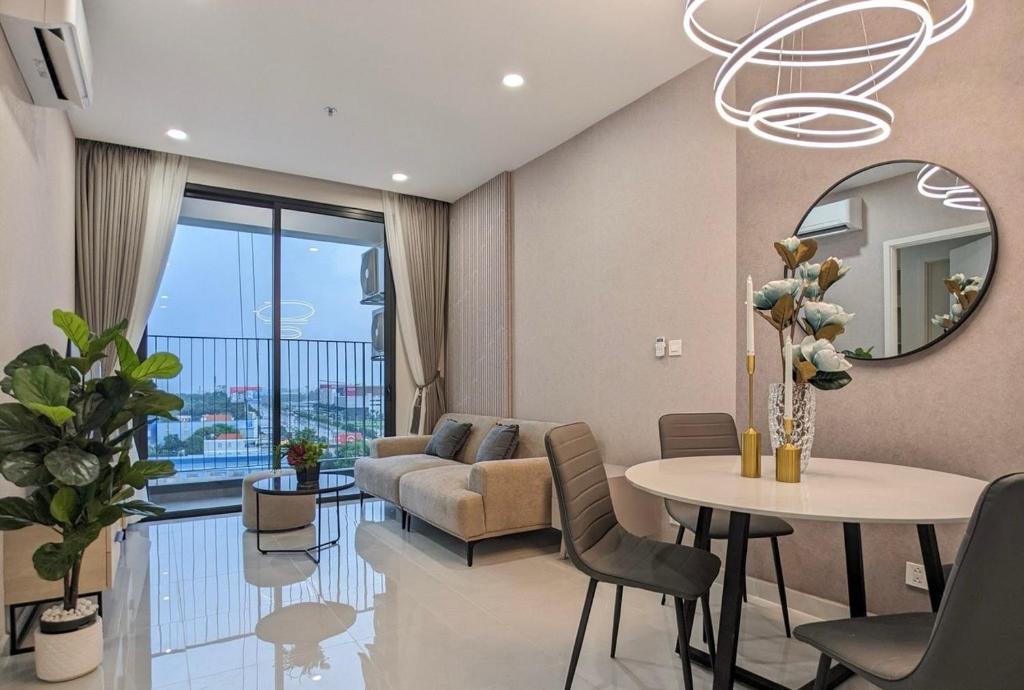 Review căn hộ cao cấp The Emerald Golf View: Review lưu trú thực tế theo góc nhìn du lịch tại Thuận An, Bình Dương