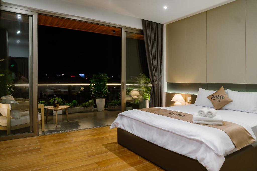 Review Khách sạn Petit: Review chi tiết từ vị trí trung tâm đến trải nghiệm lưu trú đáng cân nhắc tại Thủ Dầu Một