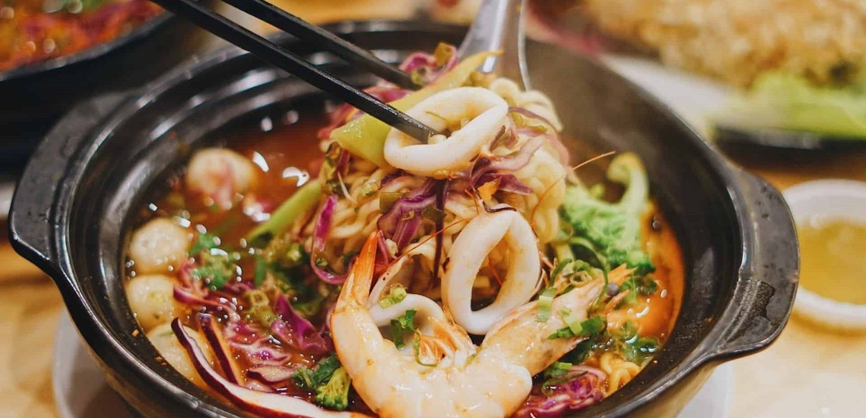 5 địa điểm bán mì cay tại Bình Dương ngon nổi tiếng đông khách